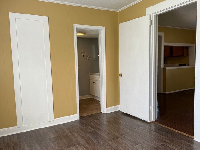 Building Photo - AMAZING LOCATION, Ranch Home Downtown Smit...