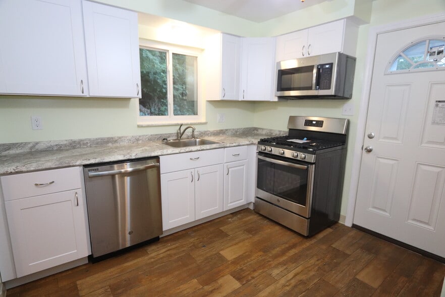 Kitchen - 3246 Ladoga St