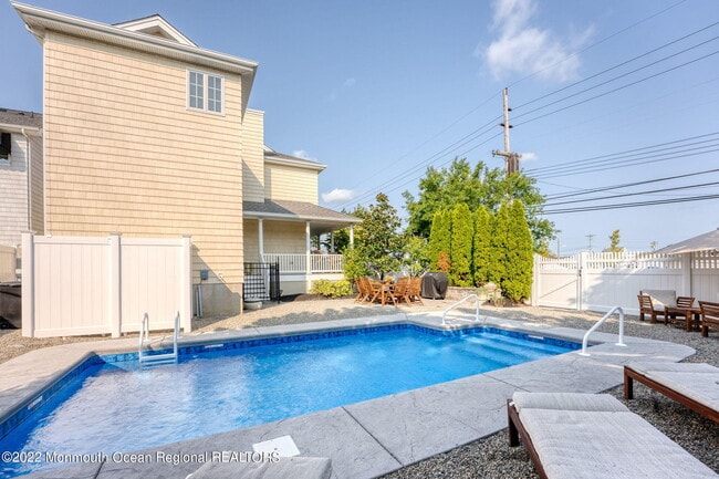 Building Photo - 322 Broadway