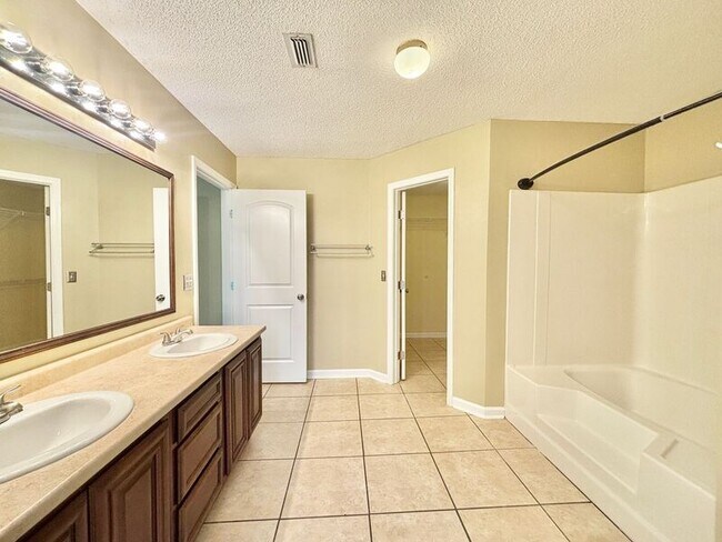 Building Photo - 1437 Little Creek Dr