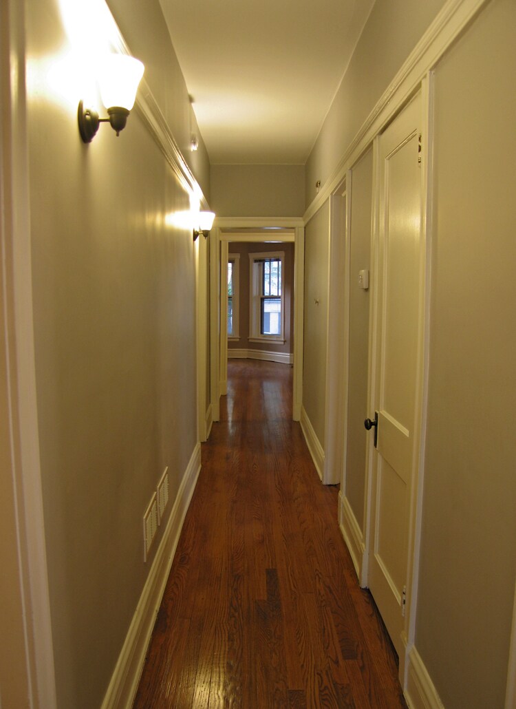 Hall - 1057 W Balmoral