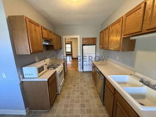 Building Photo - 567 Paris Ave SE