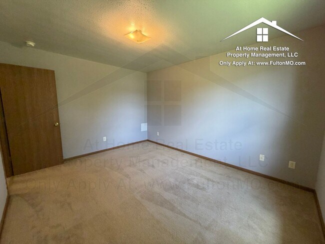 Building Photo - 427–429 Sabre Circle