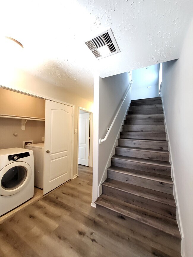 Building Photo - 7415 Hollister Ridge