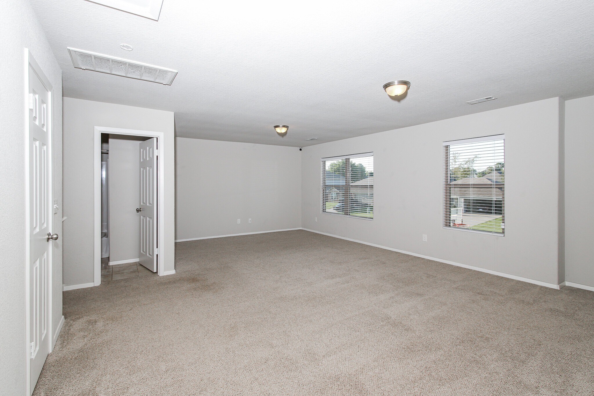 Building Photo - 2711 Wyandotte Ave