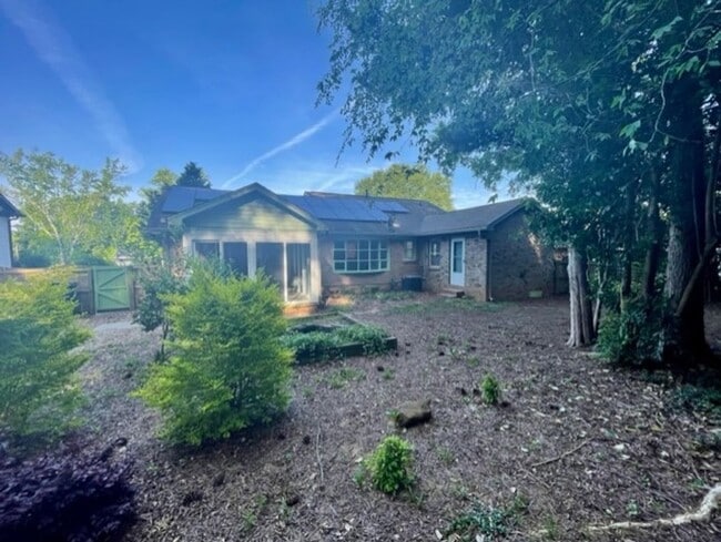 Building Photo - Welcome to the Classic 3 bedroom 1 1/2 bat...