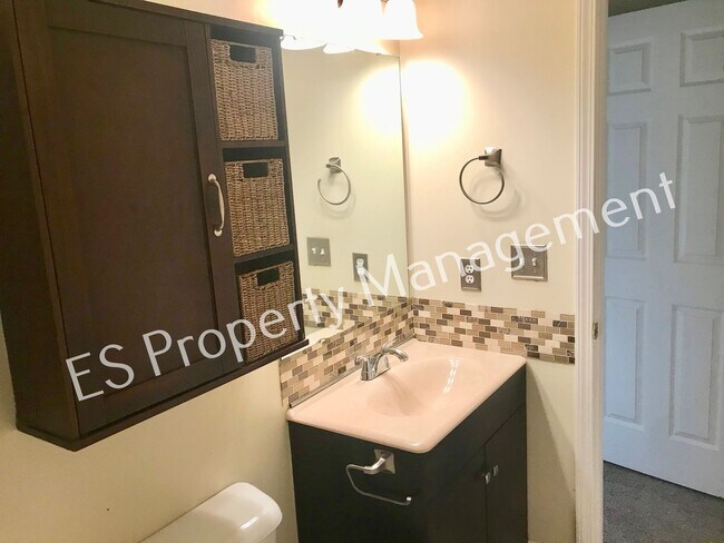 Building Photo - Great 3 Bedroom 2 Bathroom Ranch Style Hom...