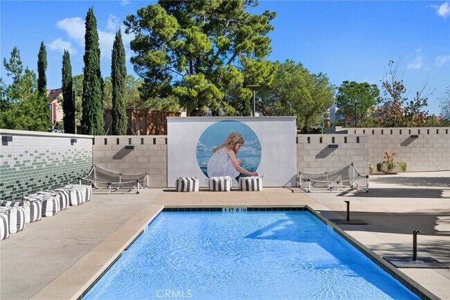 Building Photo - 124 Sculpture