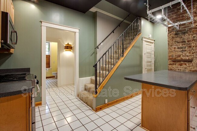 Building Photo - 1552 Forest Ave