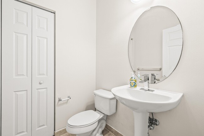 Building Photo - 3187 N Oasis Dr