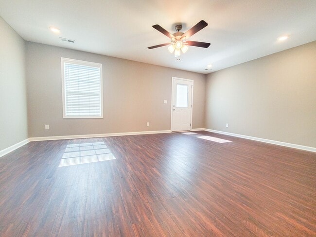 Building Photo - Two Bedroom with Garage on Exit 11!