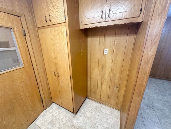 Building Photo - AVAAILABLE NOW !!