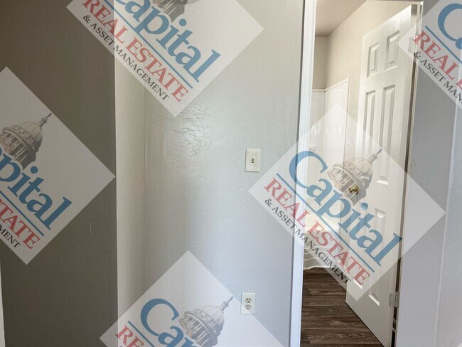Building Photo - Charming 2 Bedroom