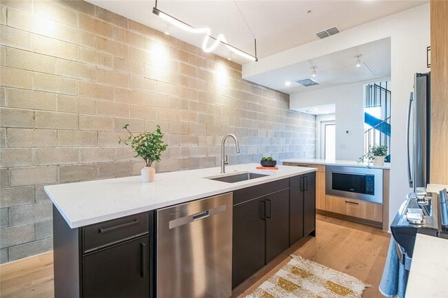 Building Photo - Stunning 3-bed/3.5-bath Condo Available Fo...