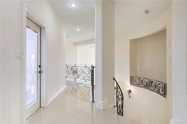 Building Photo - 25 Ebony Ave