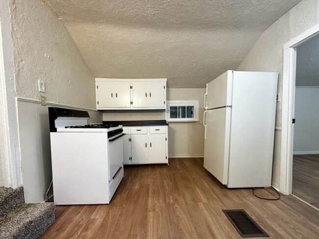 Building Photo - 1208-1210 Pine St