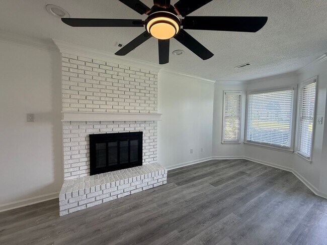 Building Photo - 425 Autumnwood Dr SW