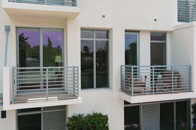 Building Photo - Southeast 1st Avenue, Delray Beach, FL 33444 - 2 BR 2 BA condo