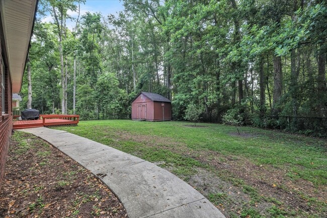 Building Photo - Stunning all-brick home on a large wooded lot