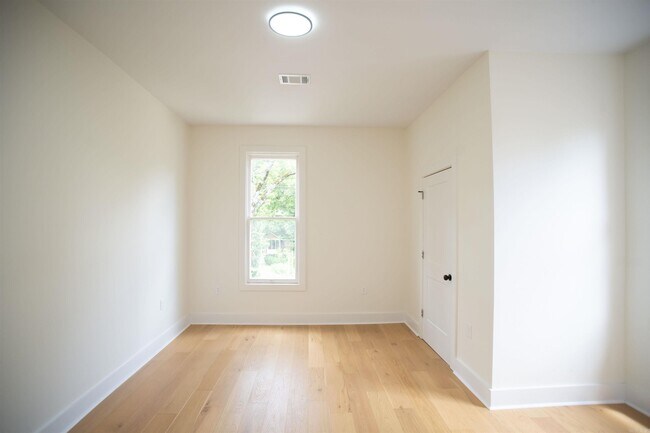 Building Photo - 1704 S Park St