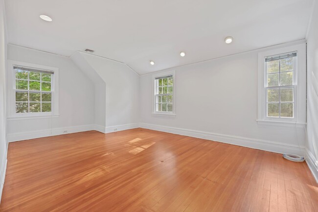 Building Photo - 90 Greenacres Ave