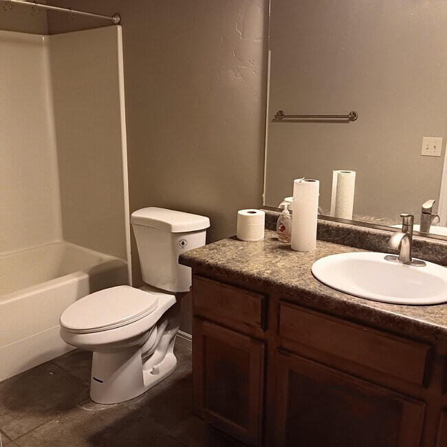 Building Photo - Well-maintained 3 bed/2 bath condo near Sky Mountain golf course.