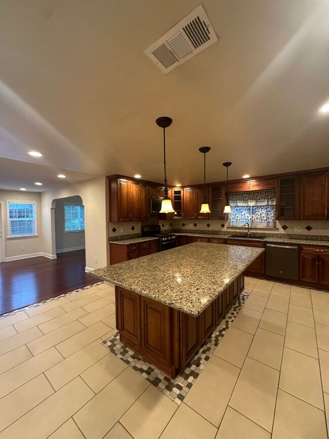 Building Photo - Gorgeous, 3 bedroom, 2.5 bath home, ready for move in