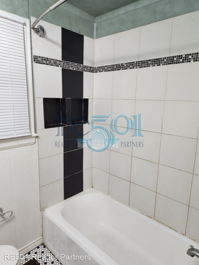 Building Photo - 2 br, 1 bath House - 320 S. Maple Street