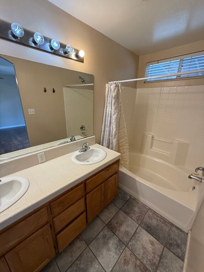 Building Photo - Spacious 4-Bedroom Home in Southwest Baker...