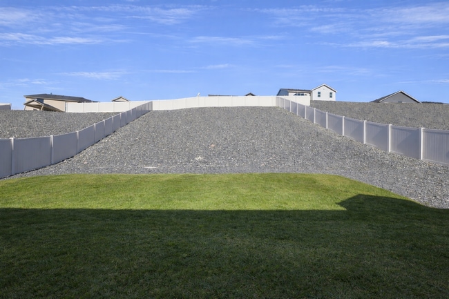 Building Photo - SOUTHRIDGE HOME! Modern Comfort Meets Everyday Convenience!