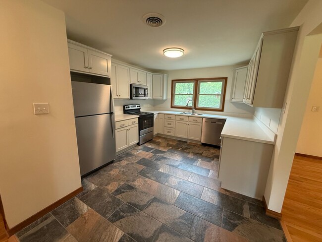 Building Photo - Large 4-Bed Brick Rancher with 2-Car Attac...