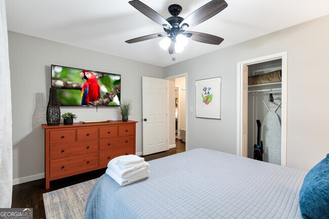 Building Photo - 240 Lake Dr