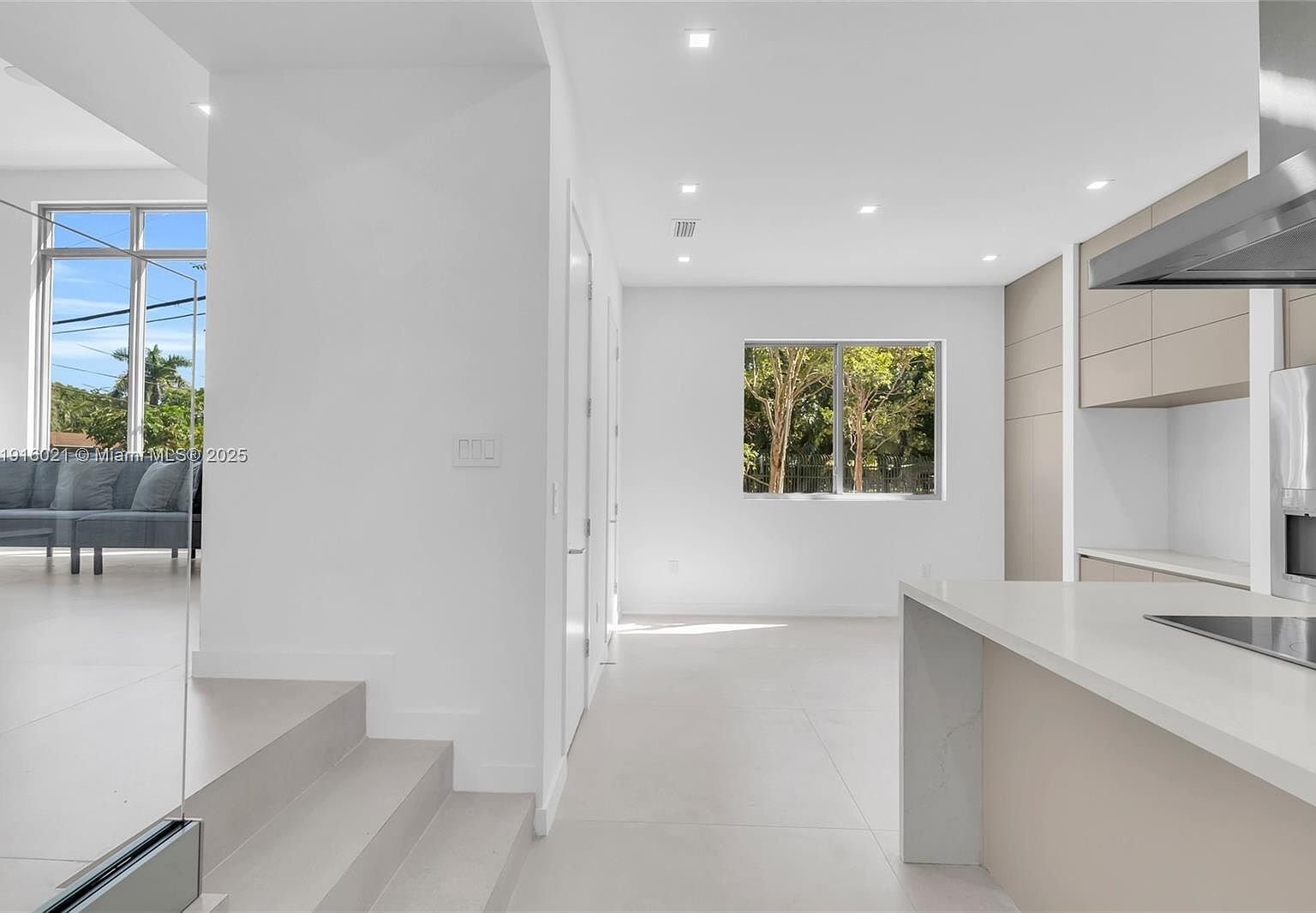 Building Photo - 3204 Plaza St