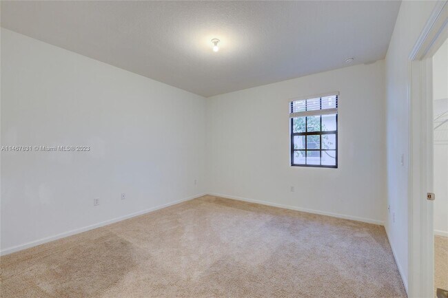 Building Photo - 1170 SW 7th Ct