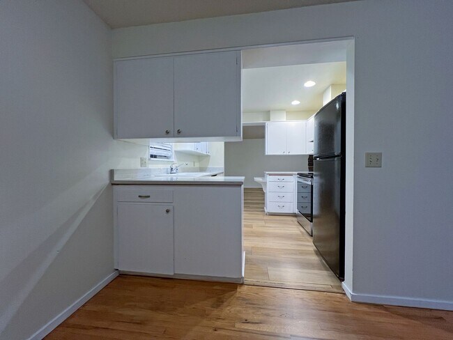 Building Photo - 4 bedroom 2.05 bath rambler on Kent's East...