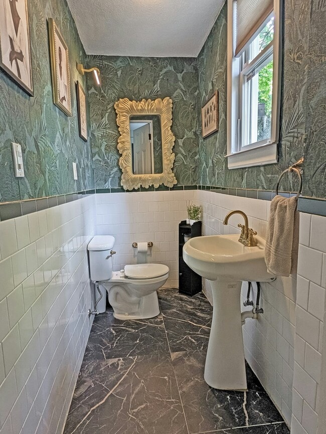 Building Photo - 15 Rosseter St