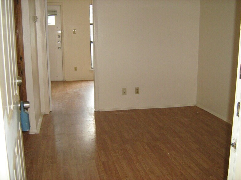 Living room, and entry to bedroom. - 4401 Speedway