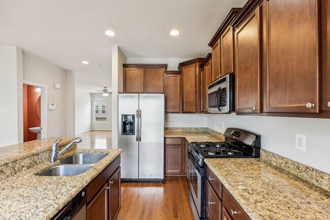 Building Photo - Stunning luxury townhome in the Fieldstone...