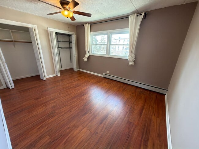 Building Photo - Spacious 2 bedroom, 1 bathroom condo apartment on third floor