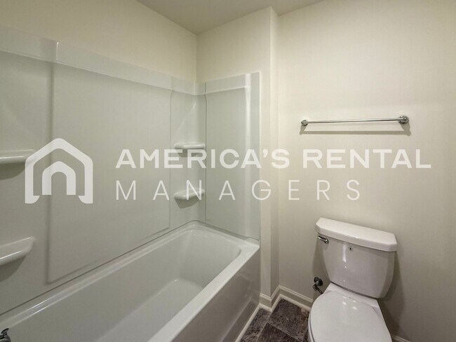 Building Photo - Move-in Special! Beautiful 5 Bed, 2 Bath h...