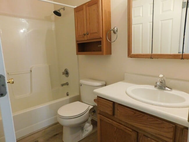 Building Photo - Duplex in Family Friendly Neighborhood