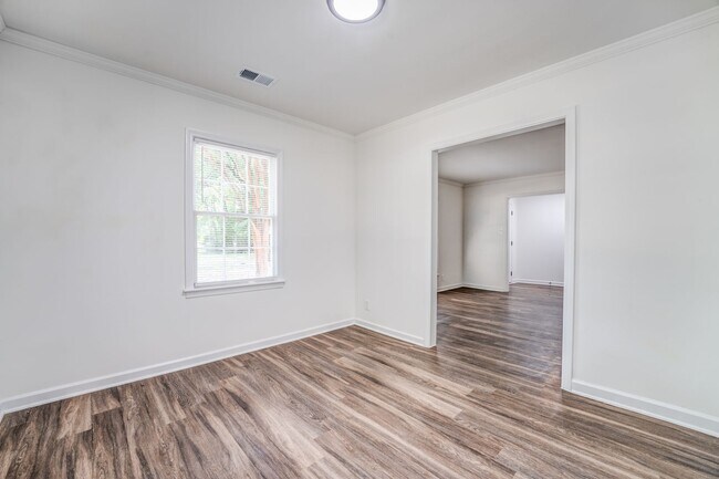 Building Photo - 4036 N Lake Forest Dr