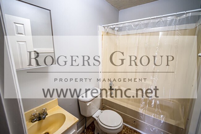 Building Photo - #103*** - 811-813 Hughes St Duplex