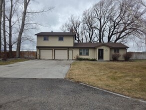 Building Photo - LEASE TAKEOVER: 3 bed, 2 bath Single Family home out by Hibbard