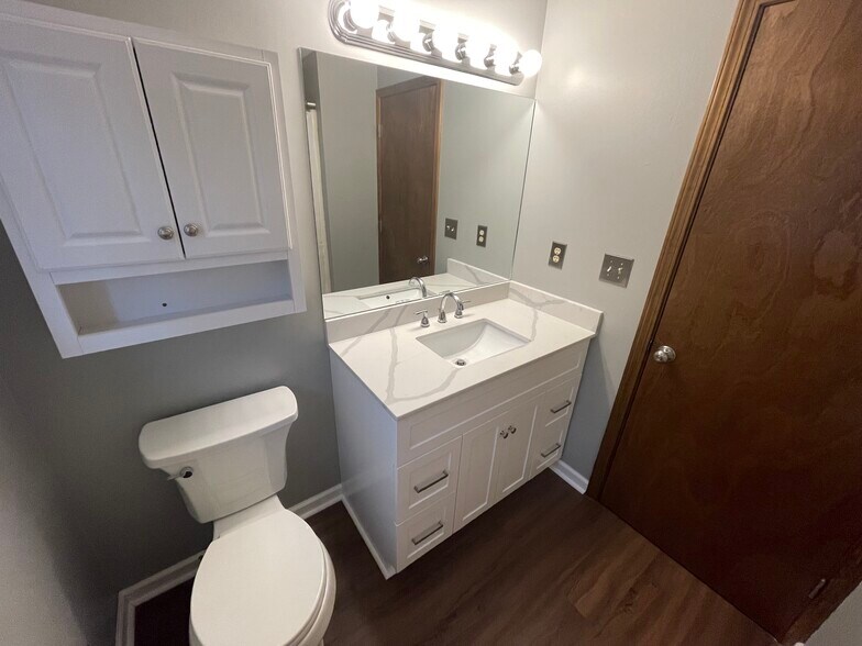 Full bath - 1289 East and West Rd
