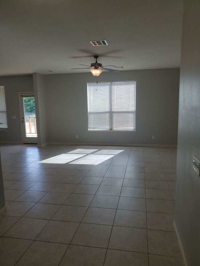 Building Photo - 4 bedrooms/2.5 bath over 2,000 square feet