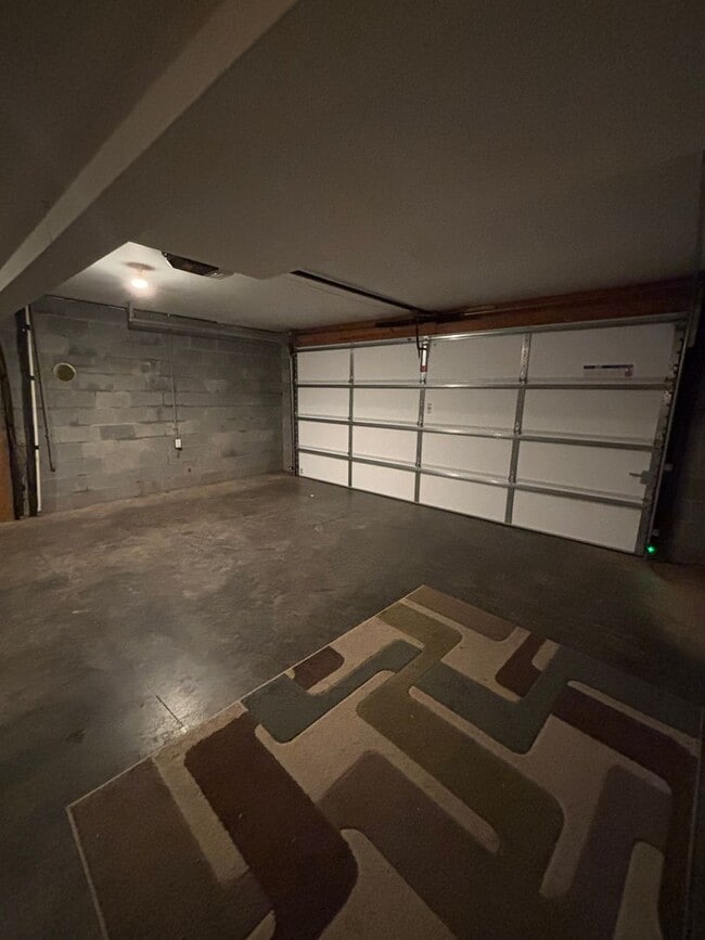 Building Photo - Freshly Renovated Dollhouse in Maryville!!
