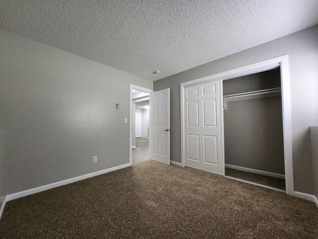 Building Photo - 2922 Straus Ln