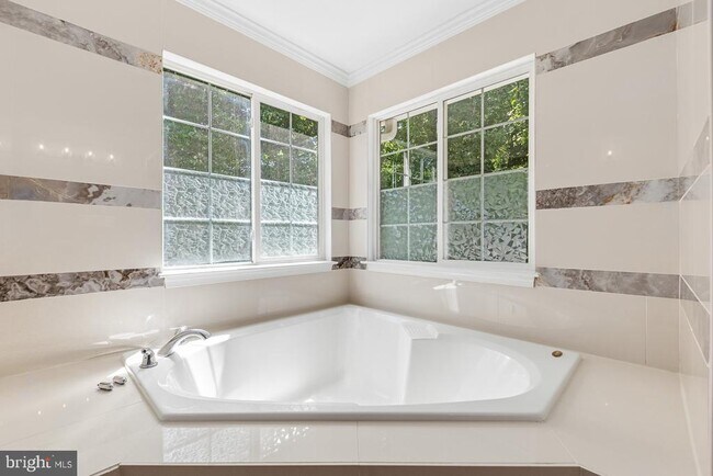 Building Photo - 9201 Golf Ct