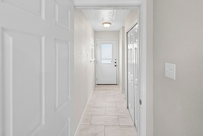Building Photo - 915 Stonegate Dr